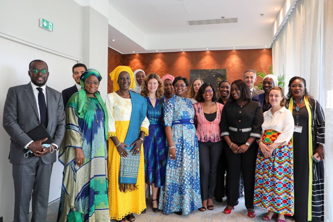 France au Sénégal 🇫🇷🇪🇺 (@franceosenegal) on Twitter photo Nous sommes la moitié du monde
Réunion de travail à l'occasion de la visite au 🇸🇳 de la Ministre <a href="/1ElisaMoreno/">Élisabeth Moreno</a>.
Échanges sur l'éducation, la lutte contre les violences, l'inclusion numérique et l'autonomisation économique. Suivi du <a href="/GenEgaliteFR/">Forum Génération Égalité</a> avec celles qui s'engagent au 🇸🇳. Nous sommes la moitié du monde
Réunion de travail à l'occasion de la visite au 🇸🇳 de la Ministre <a href="/1ElisaMoreno/">Élisabeth Moreno</a>.
Échanges sur l'éducation, la lutte contre les violences, l'inclusion numérique et l'autonomisation économique. Suivi du <a href="/GenEgaliteFR/">Forum Génération Égalité</a> avec celles qui s'engagent au 🇸🇳.