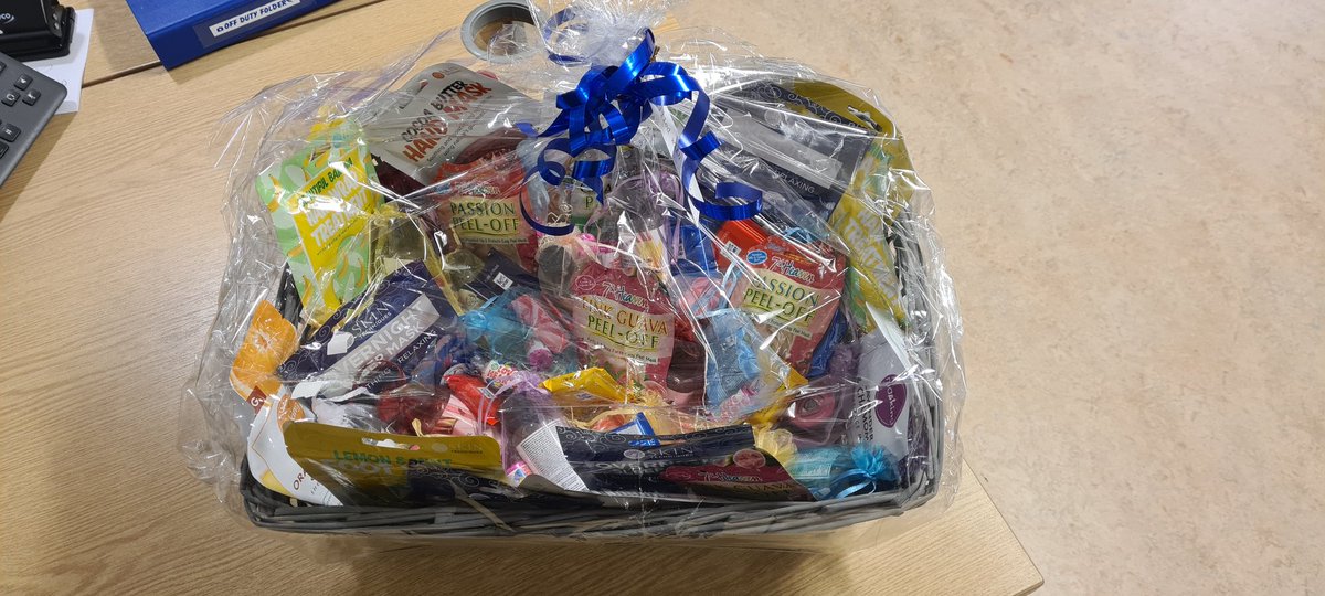 A wonderful and very generous health and well being basket from one of our families to say thank you for the care their loved one received whilst in our ward. Very humbling and very much appreciated by the ward team!!!
#teamQMH #ward7
@michelleWil67 @Livvylives72 @KimMacpherson