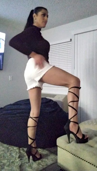 Practiced my First "lady in charge" spanking session. I really Enjoyed it! Some people just like collars