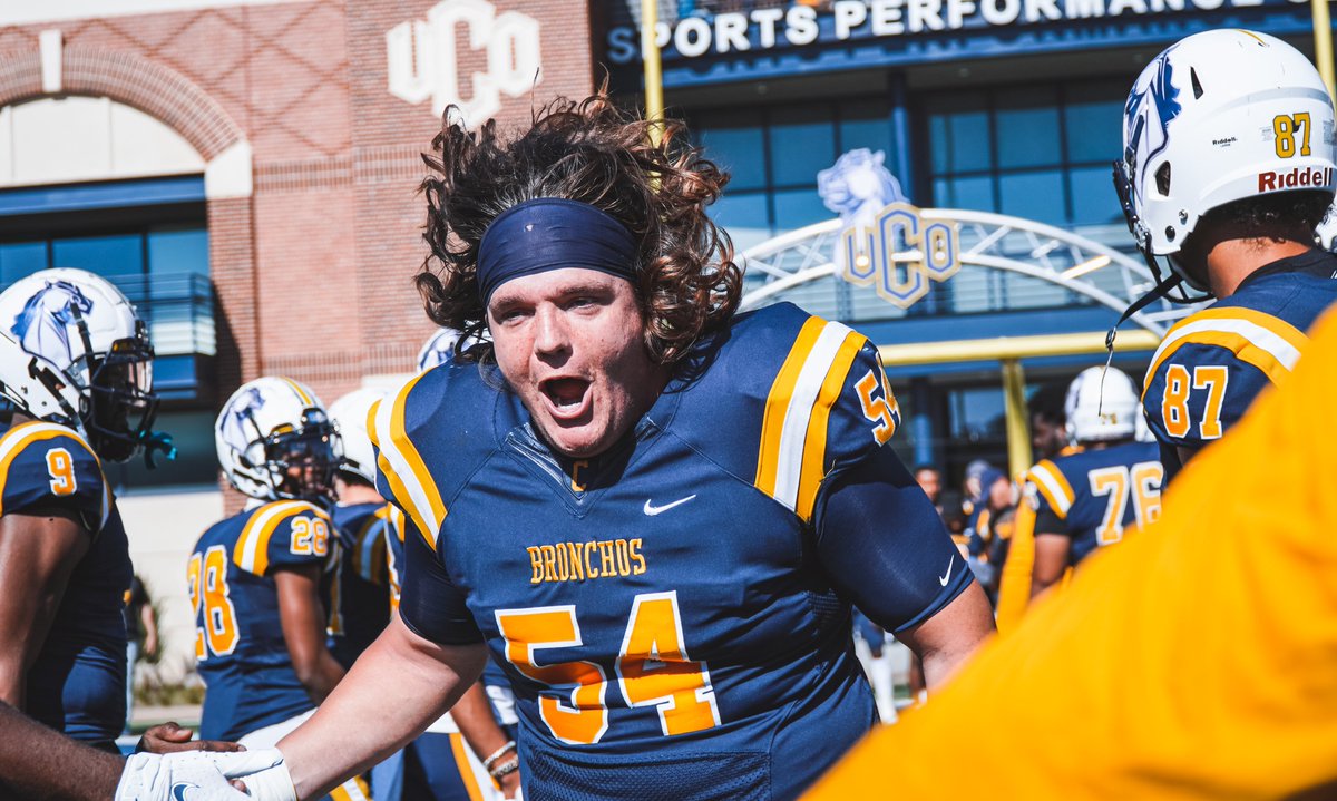 ucobronchofb's tweet photo. Senior day 📸

#RollChos🐴 https://t.co/s2hmetyTZQ