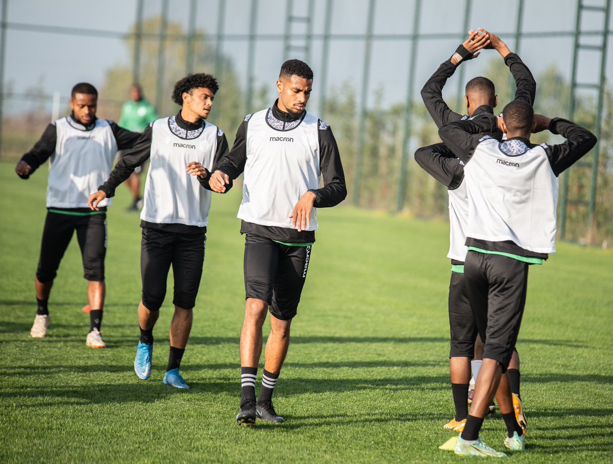 fedcomfootball's tweet photo. Premier entraînements de nos @_coelacanthes en Turquie ! #slcom #comores 🇰🇲 
📷 @haamzv https://t.co/nvTN1AAaV3