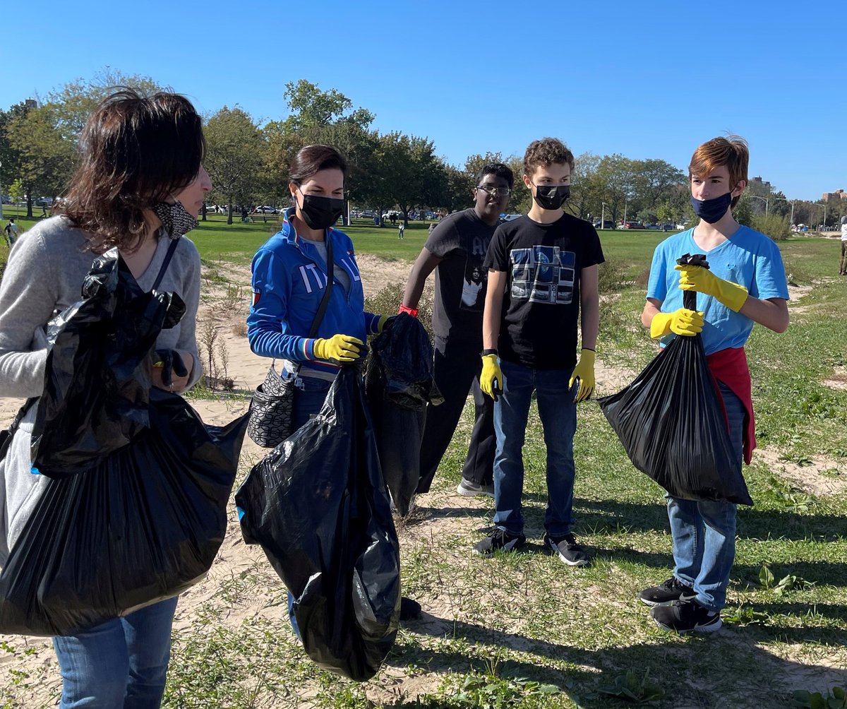 FXWChicago's tweet photo. The FXW community extends far beyond our doors. Recently, our Grade 7 and 8 students volunteered with Alliance of the Great Lakes to assist in cleaning up Montrose Beach. If you would like to help this wonderful organization, visit https://t.co/wqc4ogFTzY. #FXWstrong #FXWservice https://t.co/pW3DBEH8Ps