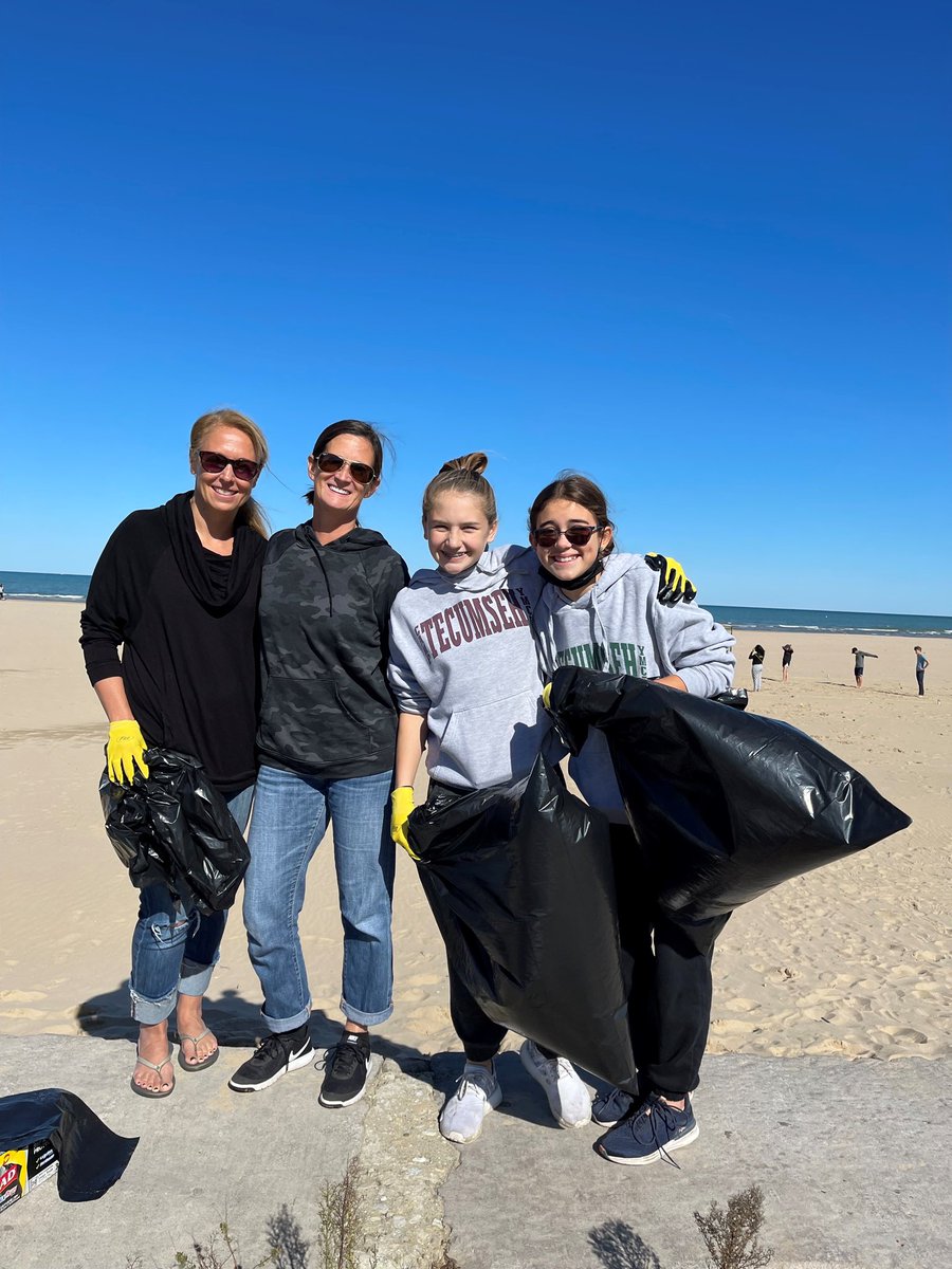FXWChicago's tweet photo. The FXW community extends far beyond our doors. Recently, our Grade 7 and 8 students volunteered with Alliance of the Great Lakes to assist in cleaning up Montrose Beach. If you would like to help this wonderful organization, visit https://t.co/wqc4ogFTzY. #FXWstrong #FXWservice https://t.co/pW3DBEH8Ps