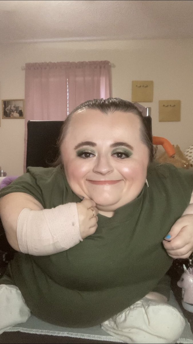 Makeup_Hannah15's tweet photo. 💚Green💚 #motd💄 #ootd💕 #greeneyeshadow #makeupismypassion #makeupobsession #boldlashes #fullglam https://t.co/ywzLmQxI3X