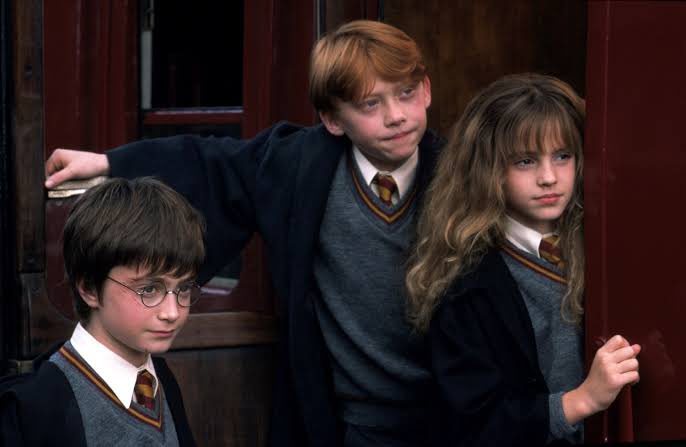 TRIO DE OURO REUNIDO ⚡️♥️

O elenco de Harry Potter foi SUPOSTAMENTE convidado para filmar um especial no final deste mês. 

Incluindo Daniel, Rupert e Emma. Segundo a matéria, eles recriarão cenas icônicas como o embarque no Expresso de Hogwarts e Baile de Inverno.