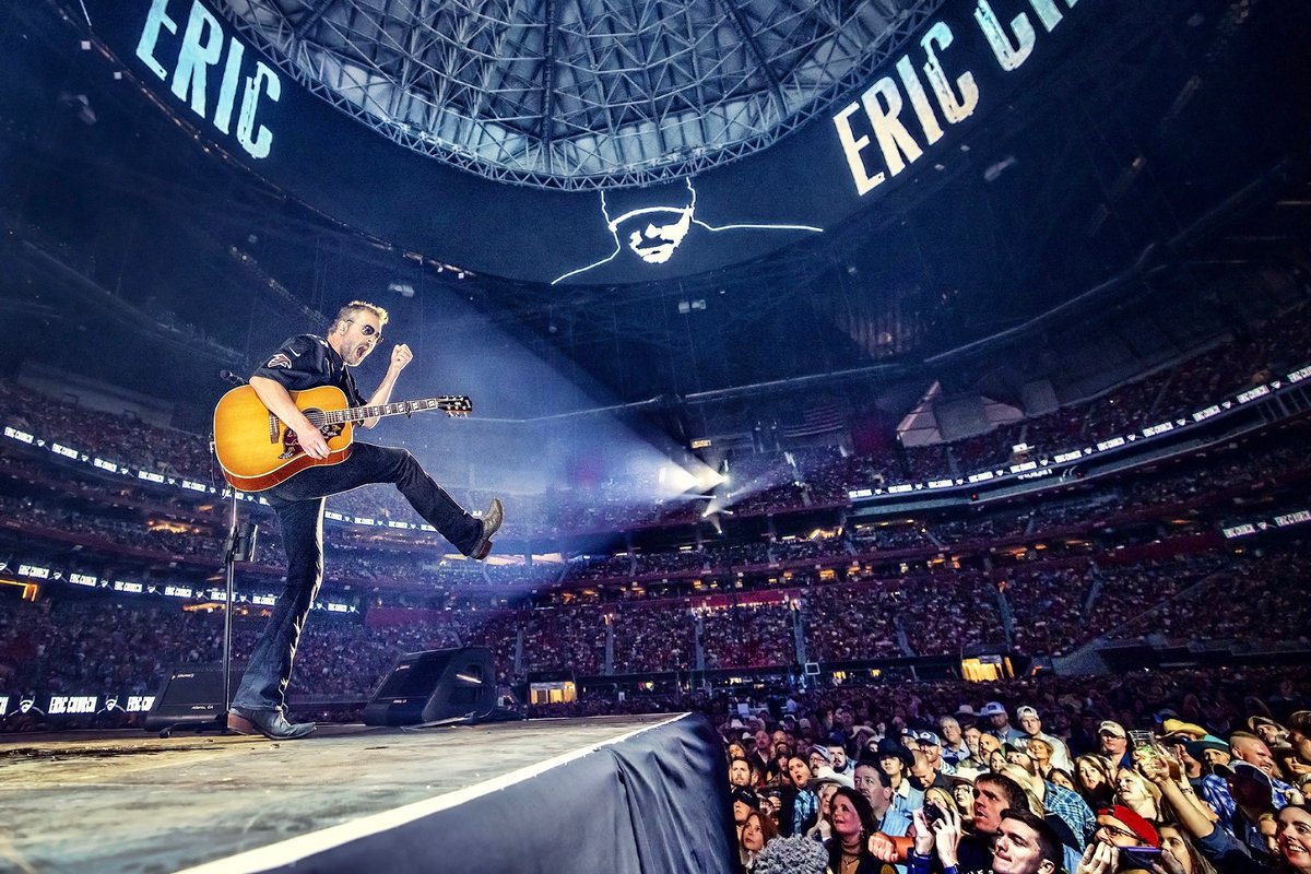 ericchurch's tweet photo. Atlanta! Thanks for rockin' with us on Friday. What a special night with 'The King &amp; The Chief'! 

@GeorgeStrait 
📸: Anthony D'Angio https://t.co/3YBdjLQBV2