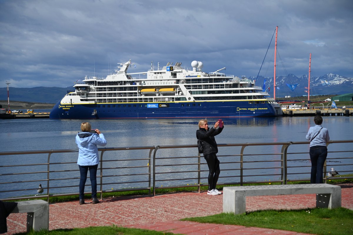 TurismoTDF's tweet photo. Con el arribo del NG Endurance comenzó la temporada de cruceros 2021-2022 en Ushuaia 📷🚢🛳️
#Ushuaia #TemporadaDeCruceros #TierraDelFuego #FinDelMundo #Patagonia #Argentina #NaturalezaAlFin https://t.co/QoZ5oaTblz