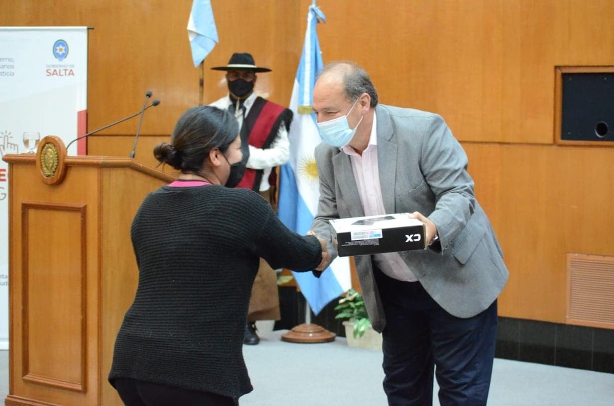 SpcSalta21's tweet photo. 💪 Comenzamos a entregar las notebooks a los beneficiarios del #ConectateDigital y junto al ministro @ricardo_villada compartimos la alegría de los que fueron hoy a retirar sus 💻.
Acortar la brecha digital es apelar a más igualdad. Un Estado que trabaja es un #GobiernoPresente. https://t.co/2keHLQb2Ca