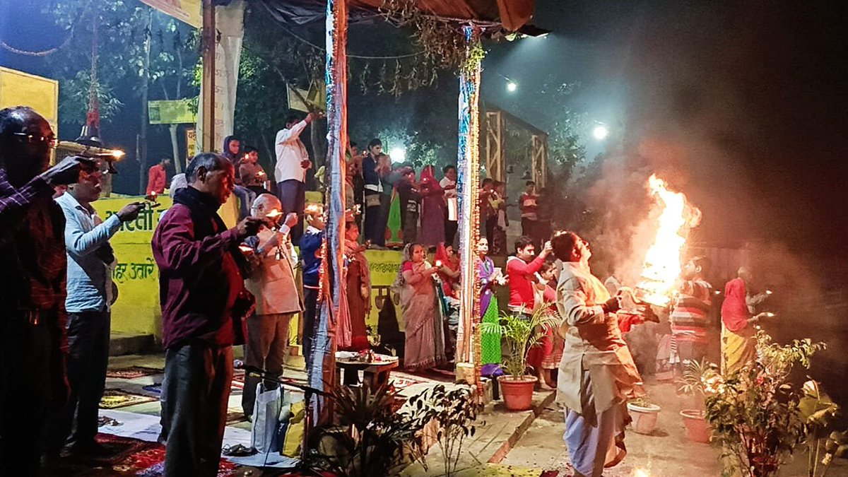YamunaMission's tweet photo. आज के पावन पर्व पर पुण्य तीर्थ गऊघाट (बृज मथुरा पुरी) माँ श्रीयमुना जी की संध्या आरती दर्शन 🙏🙏  #aarti #GauGhat #Mathura #YamunaMission https://t.co/KSpbzHps8j