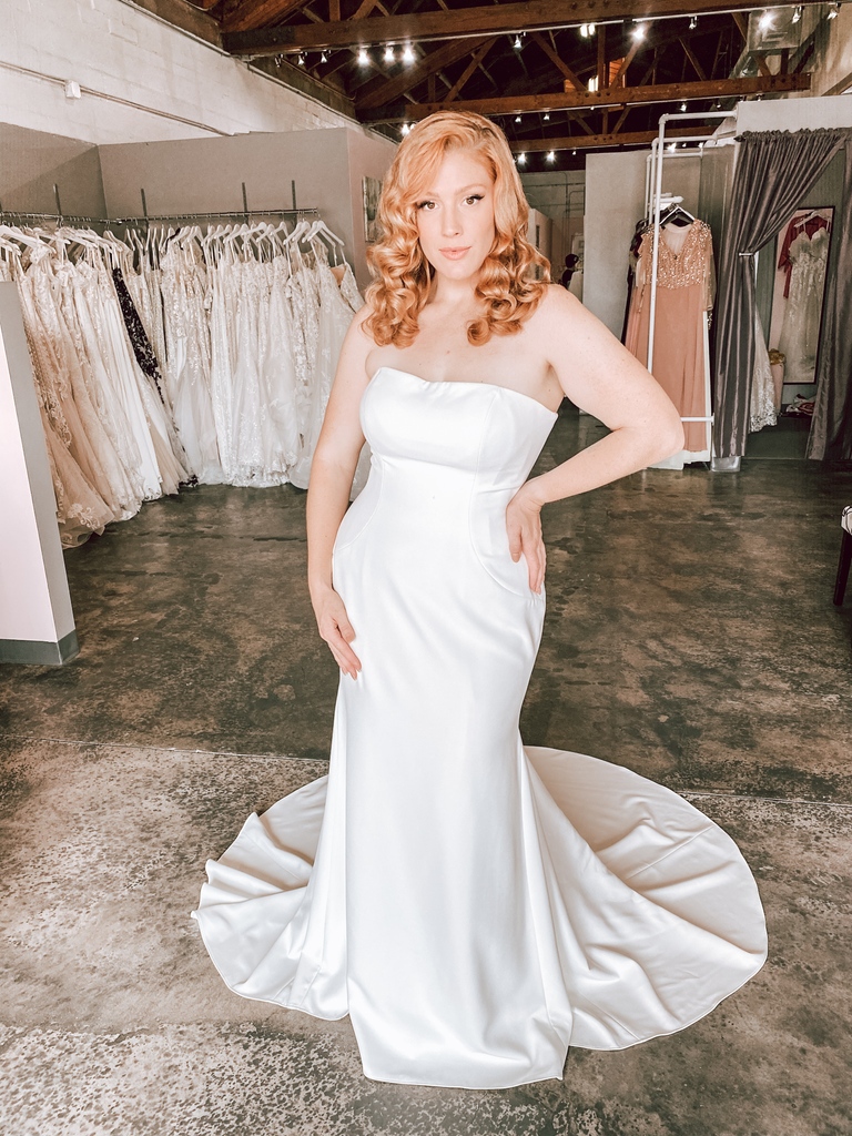 strutbridal's tweet photo. Chic and Sleek β¨ One of our stunning crepe strapless wedding dresses! Soft, stunning, and comfortable. π€
Available exclusively right off the rack!
#bridalboutique #fallweddinginspiration #fallweddingdress #mermaidstyle #californiabride #calibride #bridetobe2022 https://t.co/6Uo5GtGvKq