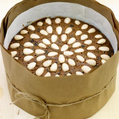 DeliaOnline's tweet photo. Cake of the Week: Delia's Classic Christmas Cake.  See the recipe and exclusive discount on our washable/reusable baking liners from @SilverwoodBake &amp; @Bakeoglide here: https://t.co/NlVy59meD4 No cutting/measuring required! #baking #christmascake #deliaschristmas #cakeoftheweek https://t.co/2NeecmQg4E