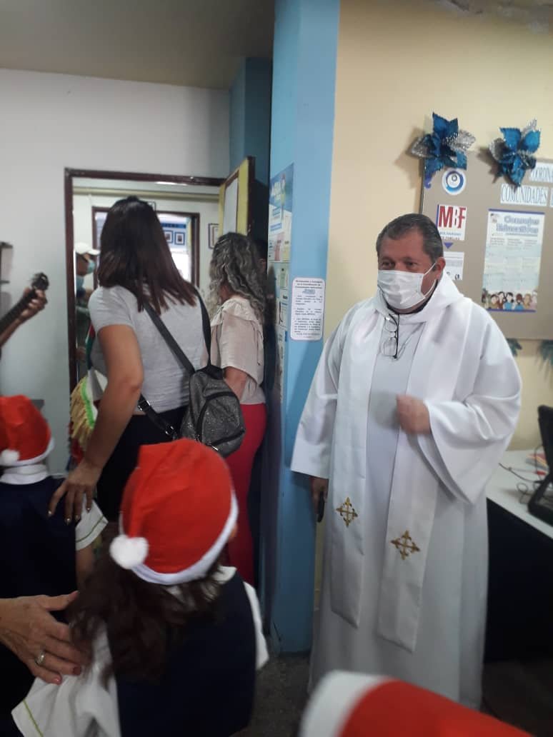 Los niños del Colegio Manuel  Piar junto a sus docentes y acompañados de la Prof. Charly Rojas y Edward Suárez recorrieron las instalaciones de la ZET, dando inicio a la navidad.<a href="/MPPEDUCACION/">MPPEDUCACION</a> <a href="/_LaAvanzadora/">Yelitze Santaella</a>
<a href="/DGCE_MPPE/">D.G. Comunidades Educativas 🇻🇪</a> @ZonaEducTachira <a href="/charlychaves/">Charly Rojas Chaves</a>
<a href="/COMUNIDADESED15/">DIV. COMUNIDADES EDUCATIVAS TÁCHIRA</a> <a href="/NicolasMaduro/">Nicolás Maduro</a>