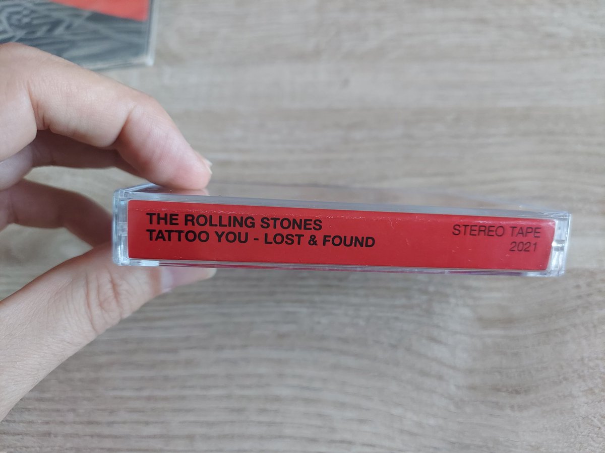 Los Rolling Stones, esos expertos sacacuartos...
Tengo el Tattoo you en vinilo original, y aún así he pensado mucho en comprar la reedición por tener esas 9 canciones extra.
Pero gracias a mi cassettera y a la plantilla... SAVED MONEY😏