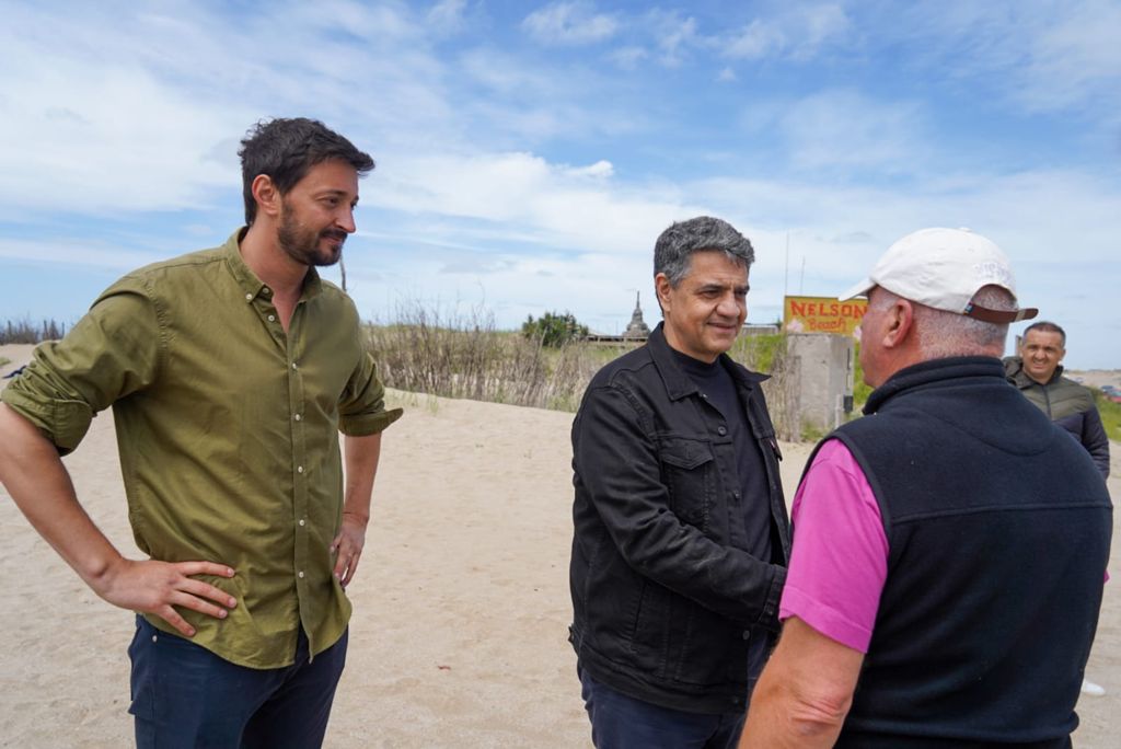 El intendente de Vicente López y Presidente del PRO en Buenos Aires, Jorge Macri y el intendente local, Martín Yeza compartieron una reunión de trabajo donde intercambiaron experiencias de gestión e  ideas para implementar en sus municipios, y

abcenlinea.com.ar/jorge-macri-ju…