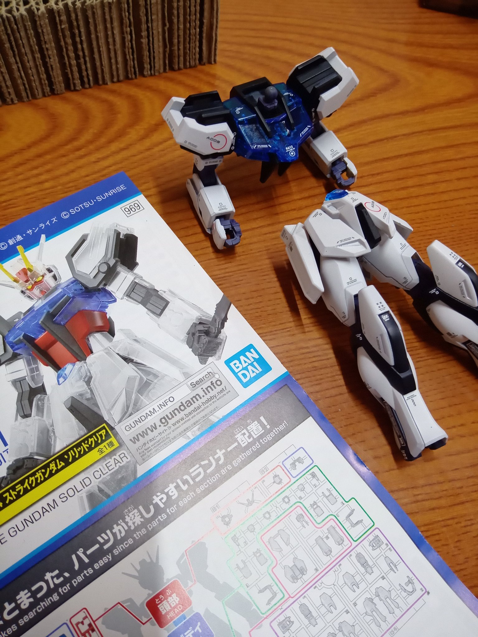 T Kurasima Auf Twitter 日曜日久々の大盛況で定休明け分まで使っちゃったから火曜日分のチャーシュー煮込み漬け込みの待ち時間に一番くじのegストライクをクリアーブルー 部以外全塗装 アクセントカラーのライトブルーだけ失敗して塗装剥がして再塗装の乾燥待ちで定休