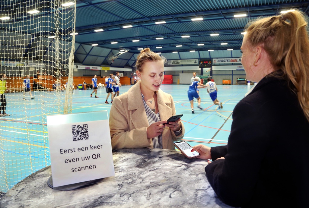 Handbalclubs uit regio worstelen met vergaande maatregelen

Wij zijn blij hoe onze leden omgaan met de maatregelen, meedenken, helpende ouders en alle extra uurtjes voor de vrijwilligers. Samen komen we er wel!

Lees hier het hele artikel van Peter Lotman: hvhellas.nl/handbalclubs-u…