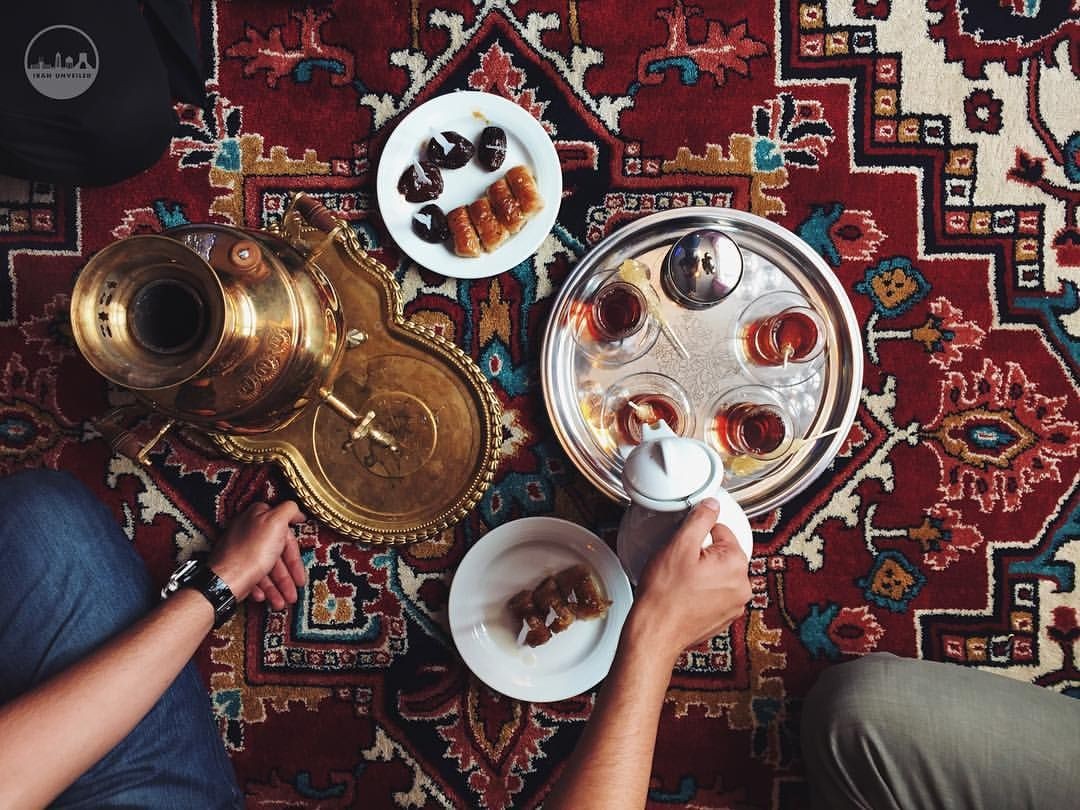 Турки пьют чай. Чайхана Иран. Чаепитие в Иране. Иранский чай. Чайные в Иране.