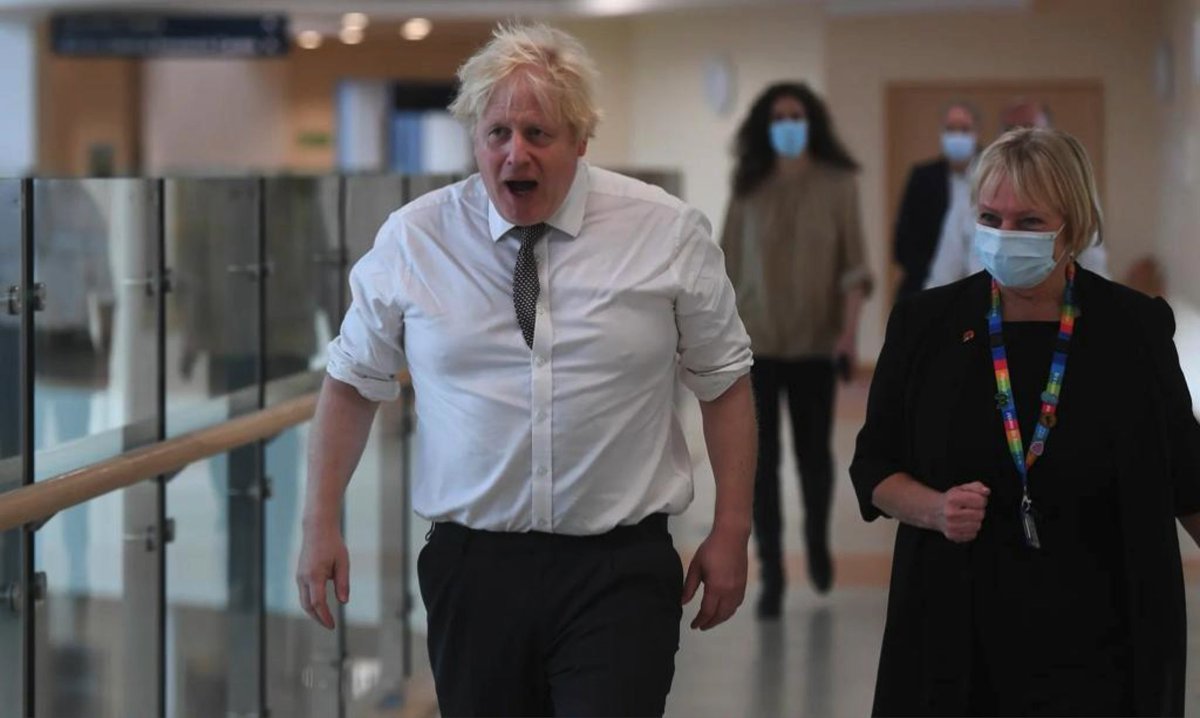 ee_cqre_finance's tweet photo. Those rolled up sleeves are really going to protect you and the patients from a respiratory virus. Put a goddam mask on. #RulesDontApplyToMe https://t.co/4c08L2DSaj