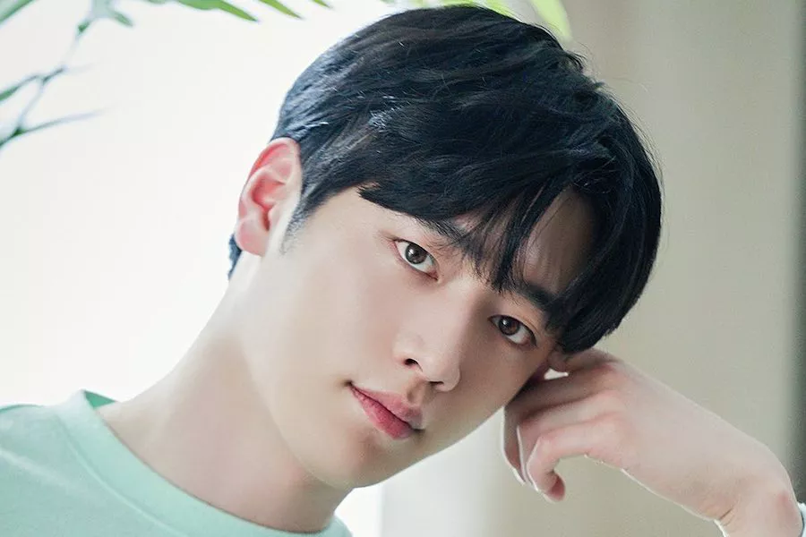 O ator #SeoKangJoon está se preparando para dar inicio ao seu serviço militar obrigatório. A empresa informa que ele começa no dia 23 de novembro como um soldado ativo.