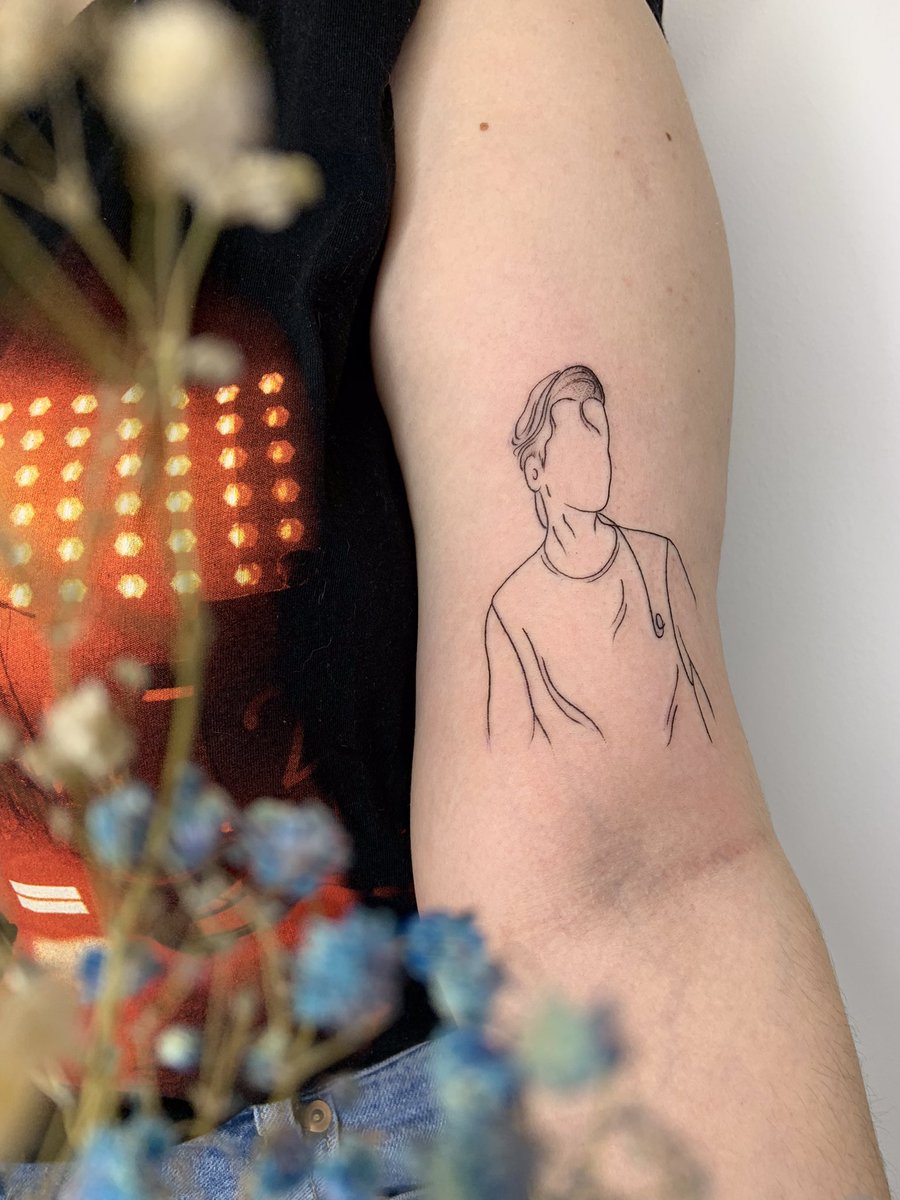 я сделала тату с Луи 🥺🤧🤧🤧  <a href="/Louis_Tomlinson/">Louis Tomlinson</a>