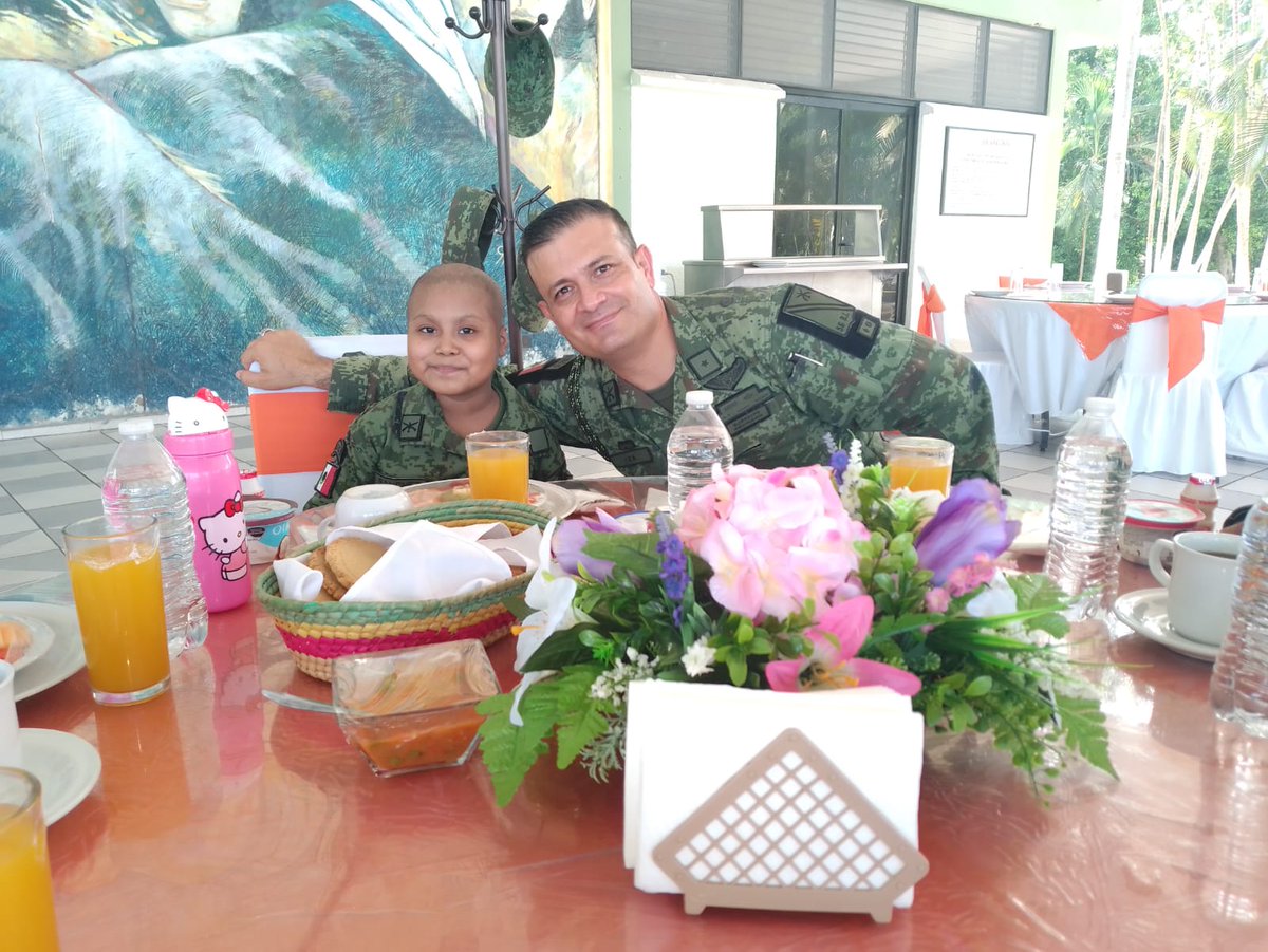 AMANC_GUERRERO's tweet photo. Muchas gracias al 56 batallón de infantería por nombrar a nuestra pequeña flor como soldado honorario y darle un momento de felicidad y entretenimiento. 
#SomosAMANC 
#SoldadoHonorario https://t.co/f7sC9ZhWdT