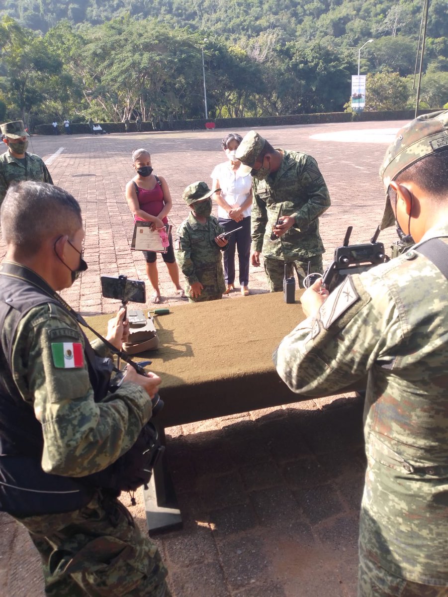 AMANC_GUERRERO's tweet photo. Muchas gracias al 56 batallón de infantería por nombrar a nuestra pequeña flor como soldado honorario y darle un momento de felicidad y entretenimiento. 
#SomosAMANC 
#SoldadoHonorario https://t.co/f7sC9ZhWdT