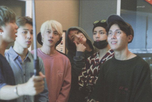 dreamjeons's tweet photo. jungkook on *this* picture though... 😔 https://t.co/RyGQu23ckD