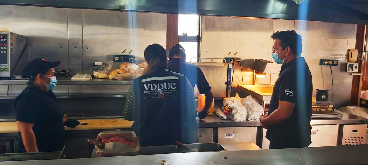 JusticiaBol's tweet photo. Viceministro @JorgeSilvaTruj1 en Erbol: En #HotBurger hay falla en el control de calidad por parte de los proveedores; además, los municipios no realizan los controles periódicos a estos lugares de expendio de #alimentos, pese a que son sus competencias. https://t.co/hbr1Qd633M
