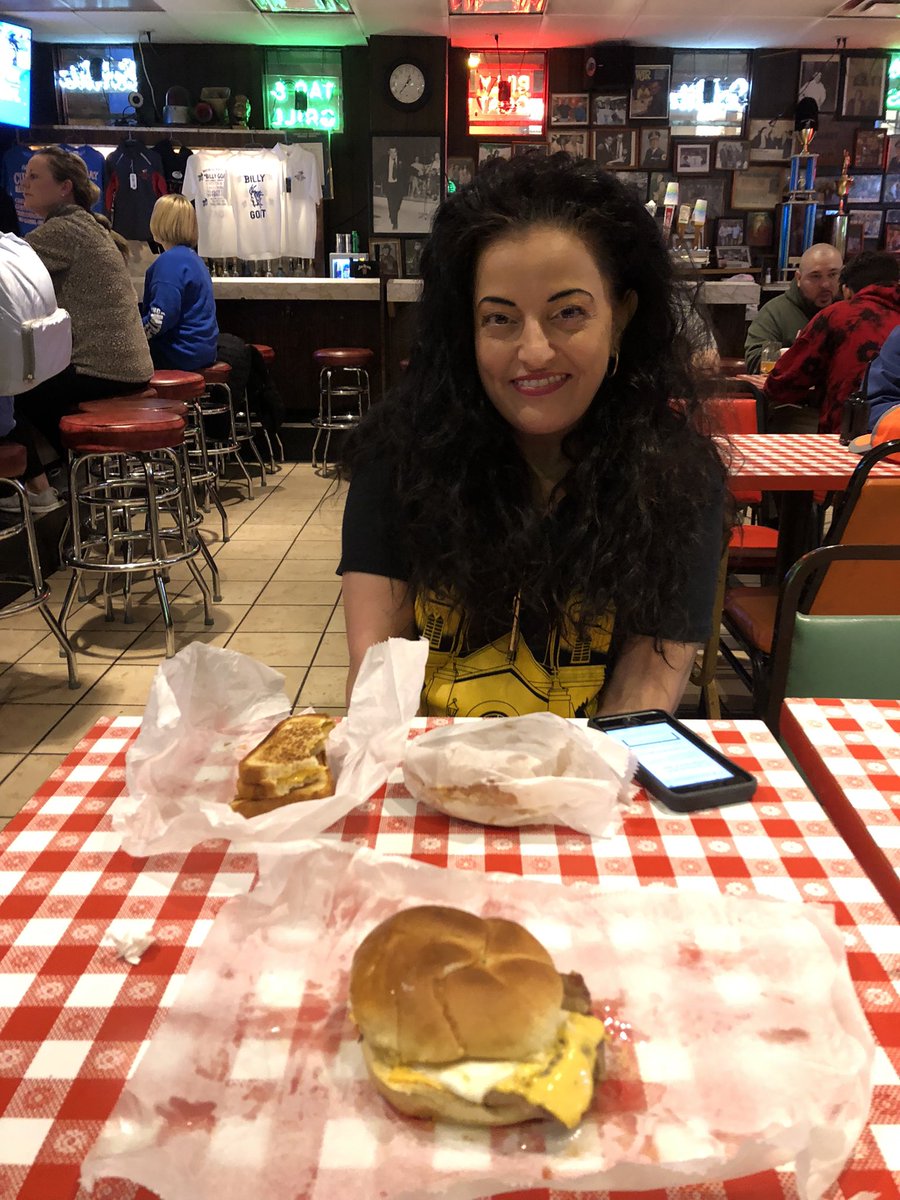 Sunday breakfast with My wife at the Billy Goat Tavern is becoming one of my favorite traditions. Cheezborger cheezborger cheezborger!! #Chicago #loop #billygoat #SNL <a href="/natstarr1/">Natalia Hernandez</a>