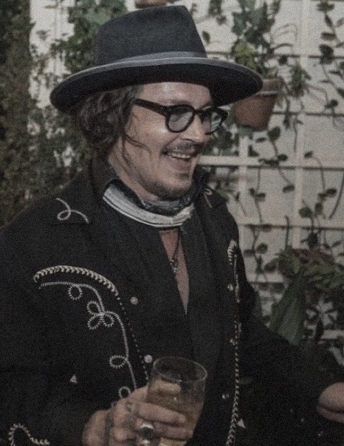 JDSCOMFORT's tweet image. hi !! i’m gonna be posting pictures and videos for johnny depp stans so follow if u wanna !! :] also, daily reminder that johnny loves u &amp;amp; justice for johnny depp &amp;lt;3