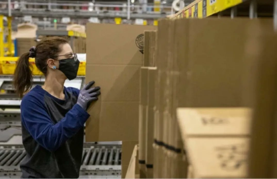 packagingworld's tweet photo. What every #ecommerce customer wants: A box that fits. @amazon invests in CMC Machinery, an equipment manufacturer whose #boxmaking machine makes right-sized packaging. Read more at: https://t.co/JHvbNrXLCt | #ecommercepackaging | #ClimatePledgeFund https://t.co/R3Wkv7ZSSX
