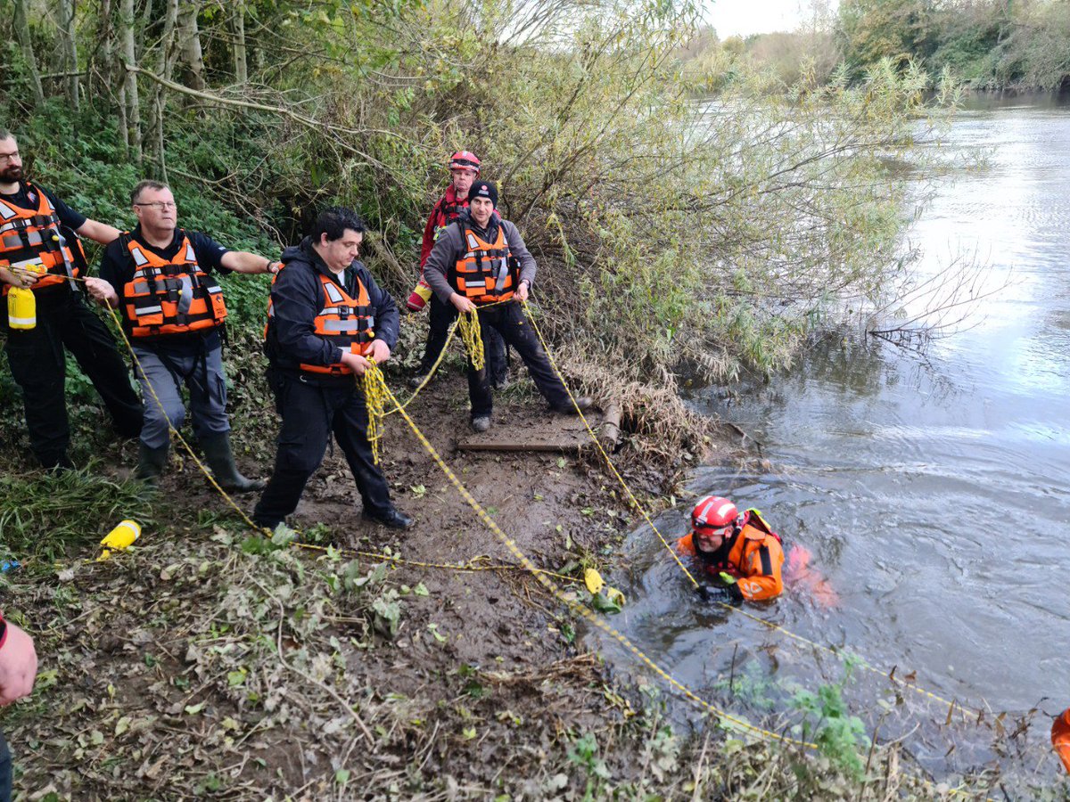 WM4x4R's tweet image. The team spent this weekend at their annual training. Getting hands on with a range training exercises, from the proper use of winches, trailer hitching and manoeuvres, medical scenarios, and even the proper use of rescue throw lines thanks to @WestMerciaSAR