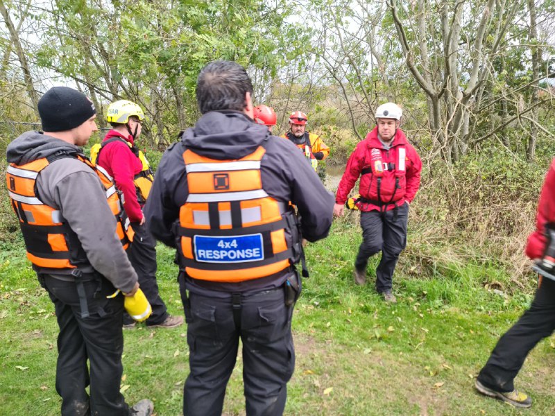 WM4x4R's tweet image. The team spent this weekend at their annual training. Getting hands on with a range training exercises, from the proper use of winches, trailer hitching and manoeuvres, medical scenarios, and even the proper use of rescue throw lines thanks to @WestMerciaSAR
