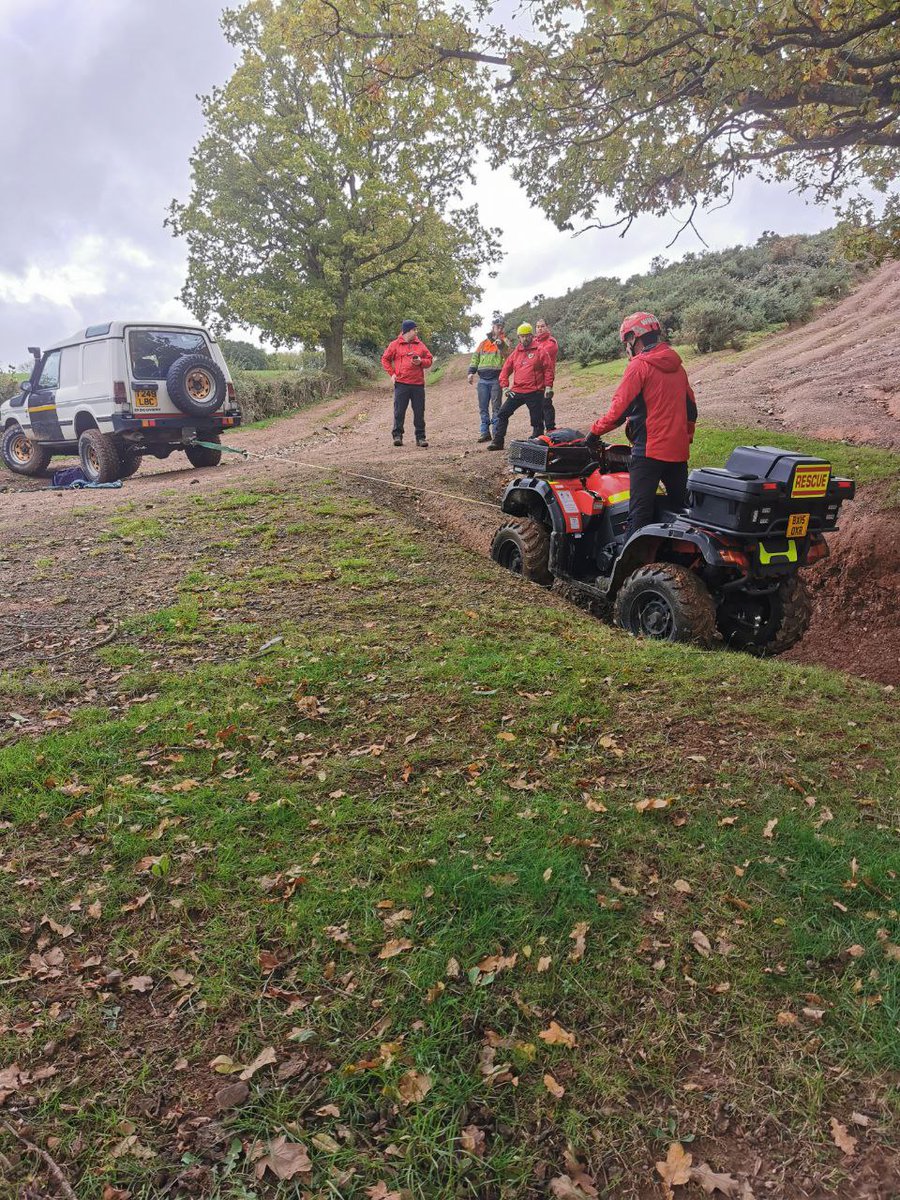 WM4x4R's tweet image. The team spent this weekend at their annual training. Getting hands on with a range training exercises, from the proper use of winches, trailer hitching and manoeuvres, medical scenarios, and even the proper use of rescue throw lines thanks to @WestMerciaSAR