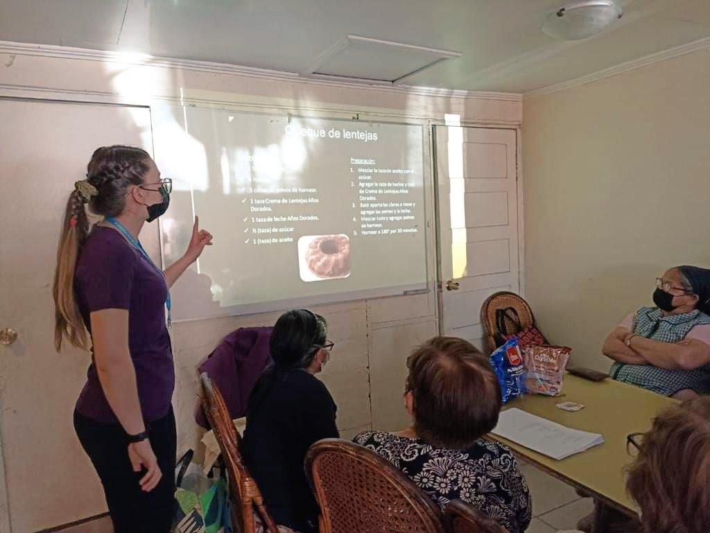 CESFAM_SNE's tweet photo. La promoción de salud es clave en nuestro que hacer, por lo que hoy participamos junto a los usuarios del #ProgramaMAS Adultos Mayores Autovalentes incentivando la alimentación saludable a bajo costo. https://t.co/wwaOqfvcGJ