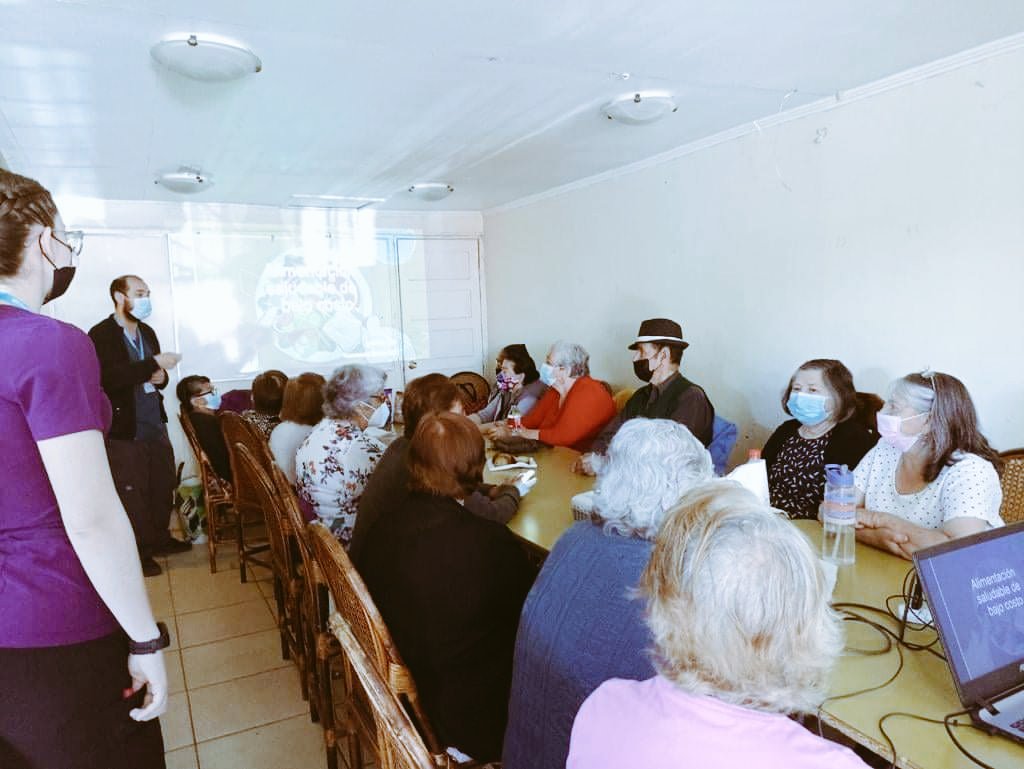 CESFAM_SNE's tweet photo. La promoción de salud es clave en nuestro que hacer, por lo que hoy participamos junto a los usuarios del #ProgramaMAS Adultos Mayores Autovalentes incentivando la alimentación saludable a bajo costo. https://t.co/wwaOqfvcGJ