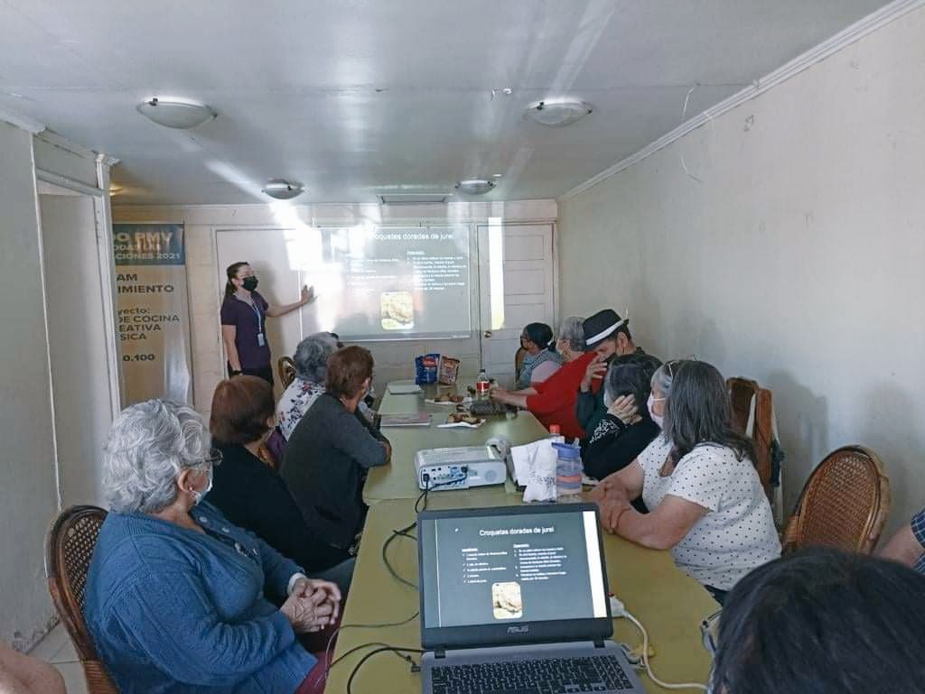 CESFAM_SNE's tweet photo. La promoción de salud es clave en nuestro que hacer, por lo que hoy participamos junto a los usuarios del #ProgramaMAS Adultos Mayores Autovalentes incentivando la alimentación saludable a bajo costo. https://t.co/wwaOqfvcGJ