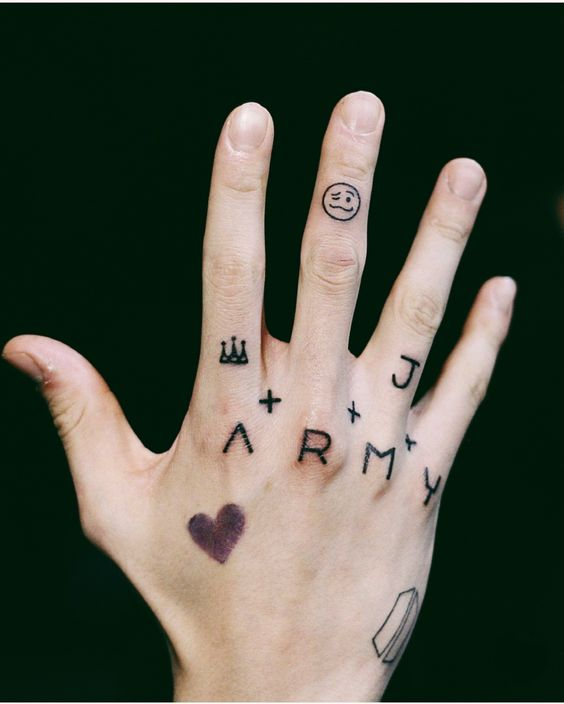forever79Young's tweet photo. La inicial de tú nombre está en la mano de jungkook ?? https://t.co/Wi4PZjOv78