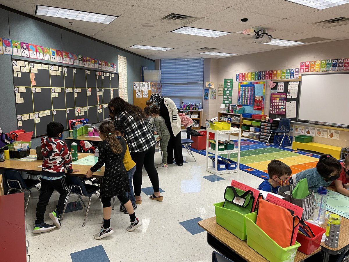 MrsPalcher's tweet photo. Today in math we reviewed what we know about our 4 basic shapes by making posters and doing a gallery walk! @AldrinEagles @fcpsnews @FCPSRegion1 @MathematicsFcps #teamwork #geometry #1stgrade https://t.co/ORbZgy0R36