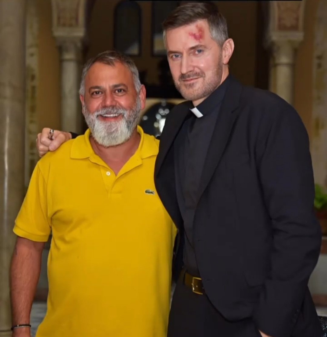 lovein_idleness's tweet photo. #RichardArmitage with Pedro De la Fuente on the set of #LaPielDelTambor #TheManFromRome 08/11/21 (Source: https://t.co/7iQshyKYQG) https://t.co/nhtVL1CMll