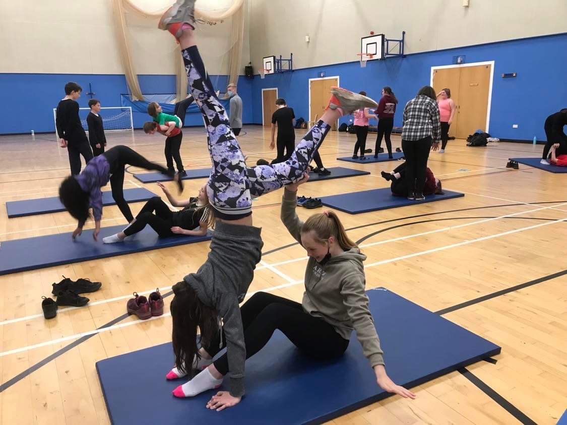 S1 gymnastics learning to cooperate with partners and in groups to create intricate balances 🤸🏼 with student teacher Mr Elder!