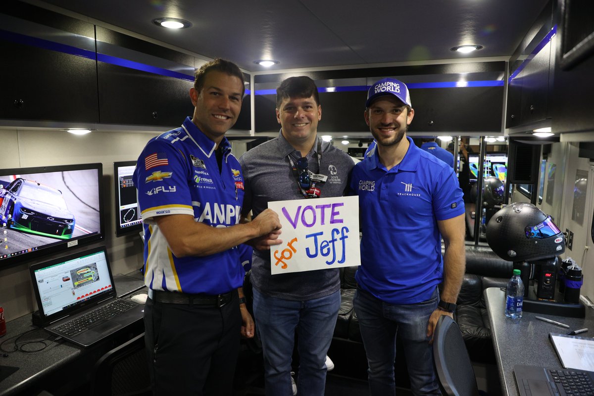 Thank you @Daniel_SuarezG and @Travis_Mack99 for meeting and supporting #BJFHAward finalist Jeff Harmon from @DSLouisville!

 Vote today: nascarfoundation.org/award