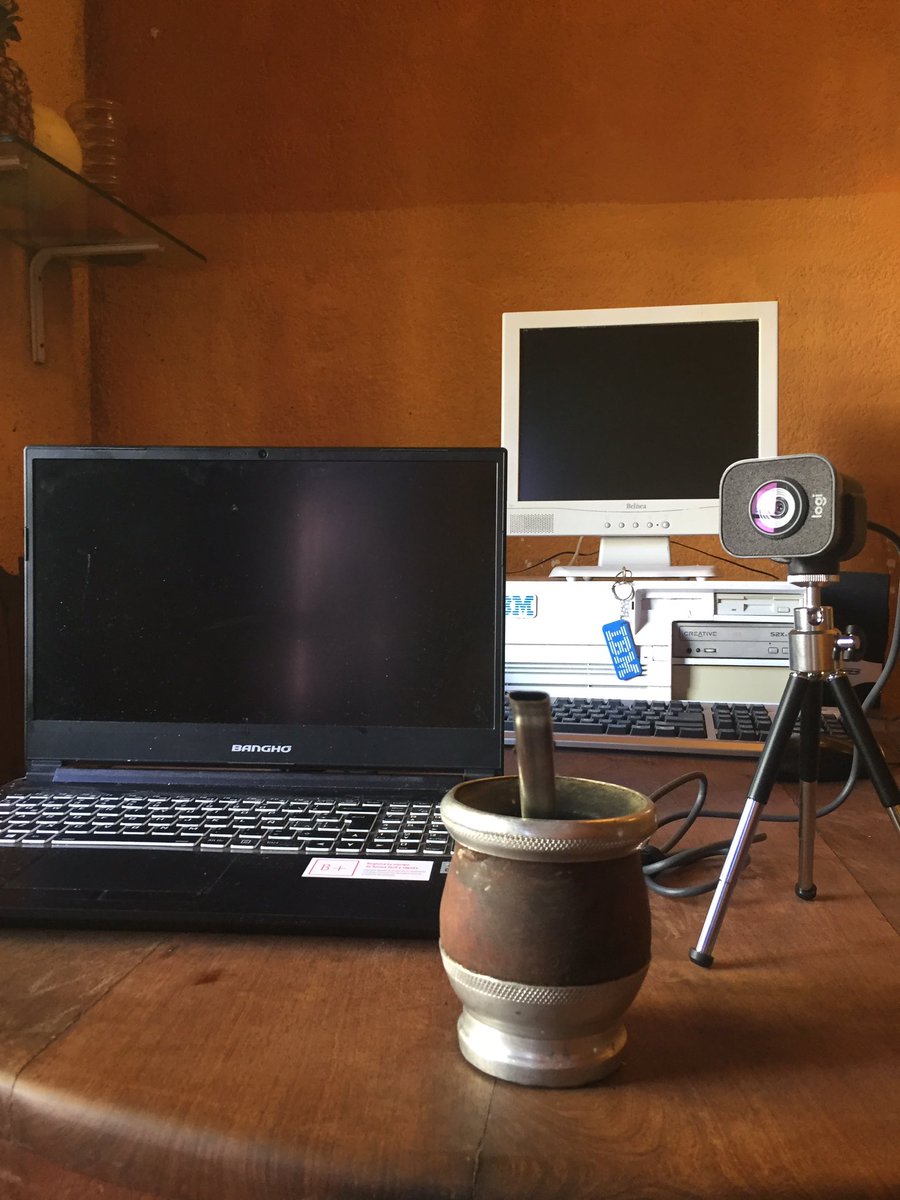 albertocazon1's tweet photo. Estrenando nueva camara para brindar videos de calidad no te pierdas mi proximo video sale mañana #ibm #IBM #decada90 #ordenadorvintage #retropc #retrogames #happyoldtimes #computadoras https://t.co/Nq936eyQRn