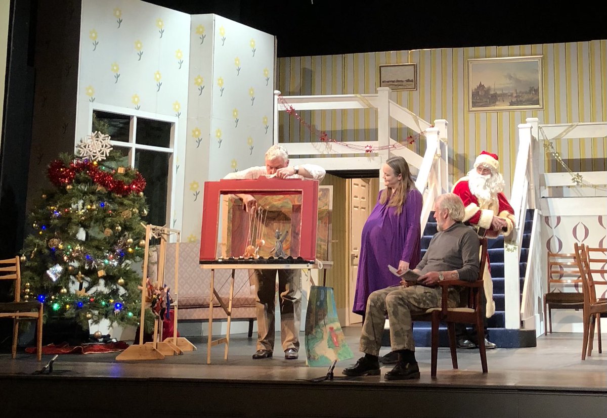 And what could possibly go wrong when Bernard (⁦@simonspenceQC⁩) is in charge of a puppet show version of the #threelittlepigs … even Father Christmas looks worried! ⁦<a href="/IrvingStageCo/">Irving Stage Company</a>⁩ ⁦<a href="/TheatreRoyalBSE/">Theatre Royal Bury St Edmunds</a>⁩ #BuryStEdmunds 🤣