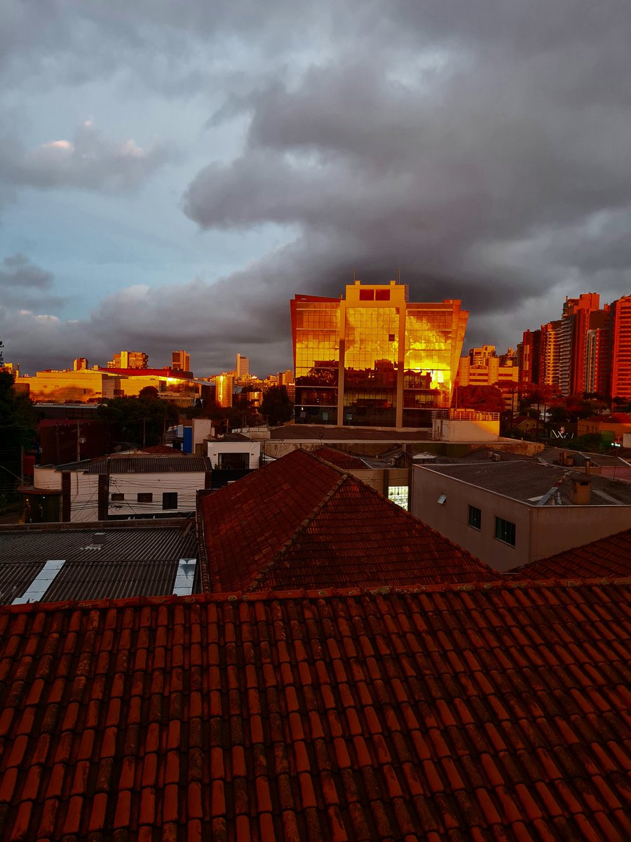 rastrearam's tweet photo. Crepúsculo 08/11/2021. Curitiba-PR. https://t.co/w9uv49Zrzn