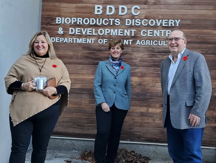 mclaudebibeau's tweet photo. The circular economy at work - from autoparts to coffee pods, the @UofG Bioproducts Discovery and Development Centre is leading the way on bioplastics that use plant fibres and recycled agricultural plastics. #CdnAg #OntAg @UofGuelphOAC https://t.co/ATekxtQJJ1