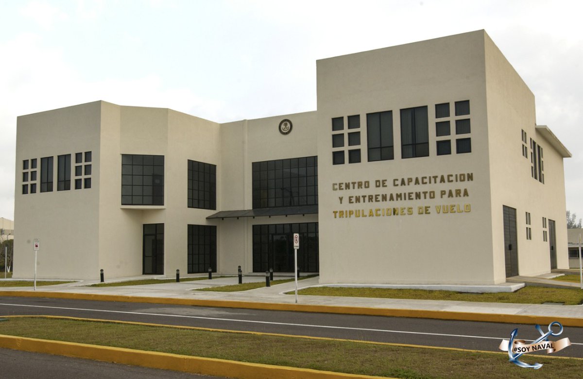 SEMAR_mx's tweet photo. #SabíasQue En el Centro de Capacitación y Entrenamiento para Tripulaciones de Vuelo #CENCAPETRIV, el personal naval se especializa en el manejo de aeronaves de ala rotatoria, para desempeñar con eficiencia operaciones navales de alto impacto.

#ParaServirAMéxico https://t.co/UuucK2RhqV