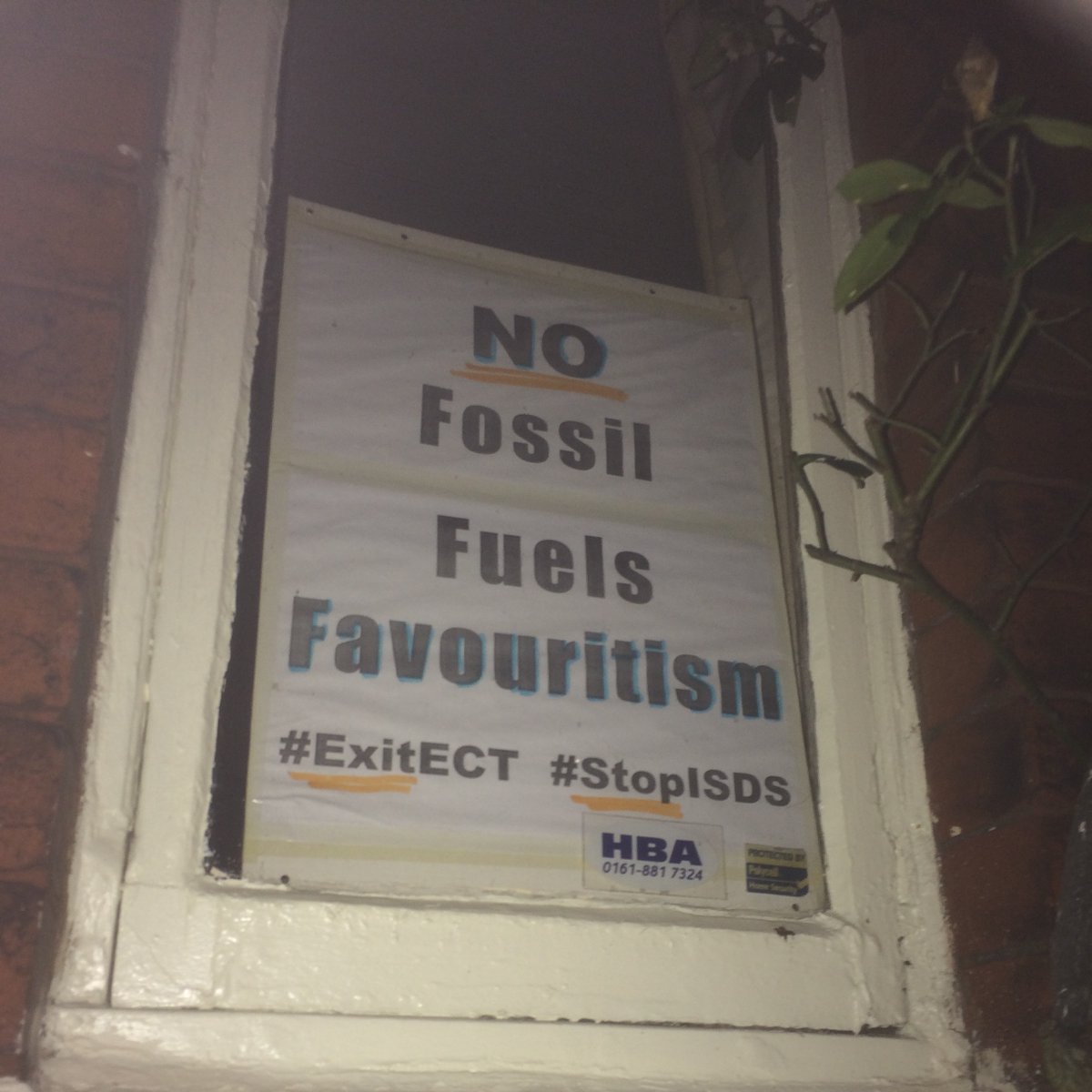 GlobalJustManc's tweet photo. Seen in a Manchester window this evening- the word is getting out, if we want #ClimateJustice we need to ensure not only that our politicians are free to act, we need to stop #UKTrade treaties setting norms the #GlobalSouth will be bullied into accepting. #EndECT, #StopISDS https://t.co/lYAehhnhi4