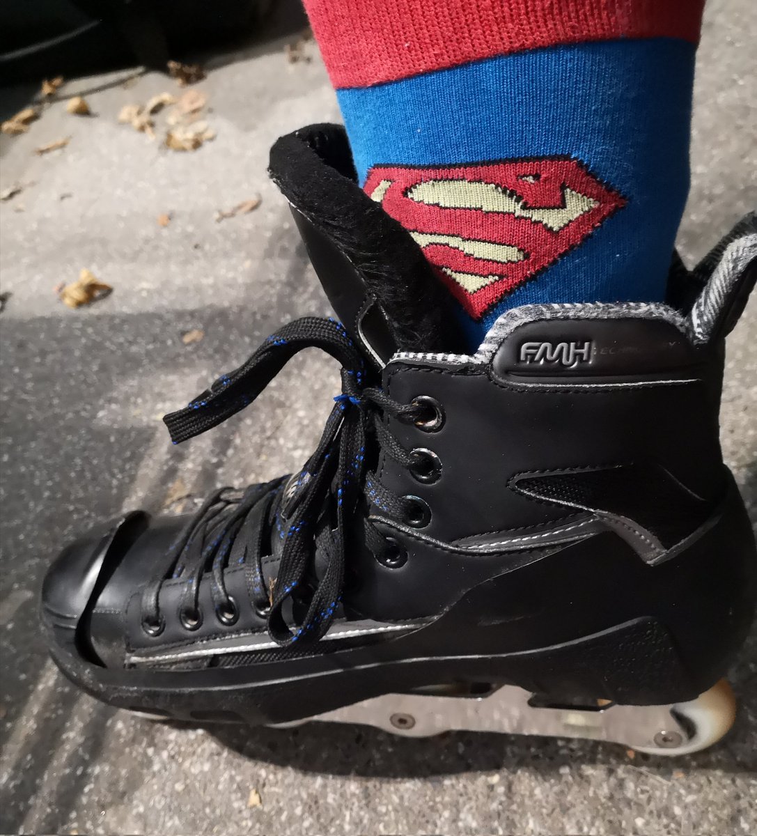 strangelove_76's tweet photo. Ok, ihr habt es schon länger geahnt - ja, ich bin es!
#Inlinehockey
#Goalie
#Superman
#Missionskates https://t.co/J9XqsWqv1x