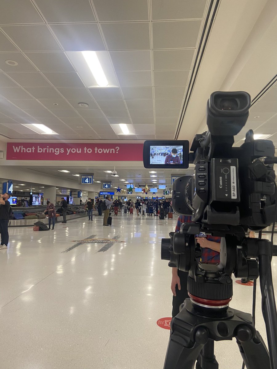 stoney_alyssa's tweet photo. @balin_om is live at @PHXSkyHarbor this afternoon where power went out this morning at 8:30am cancelling &amp; delaying many flights as critical systems such as baggage claim &amp; security were down. Watch @cronkitenews tonight to hear the updates. https://t.co/9BkEnbMCGp